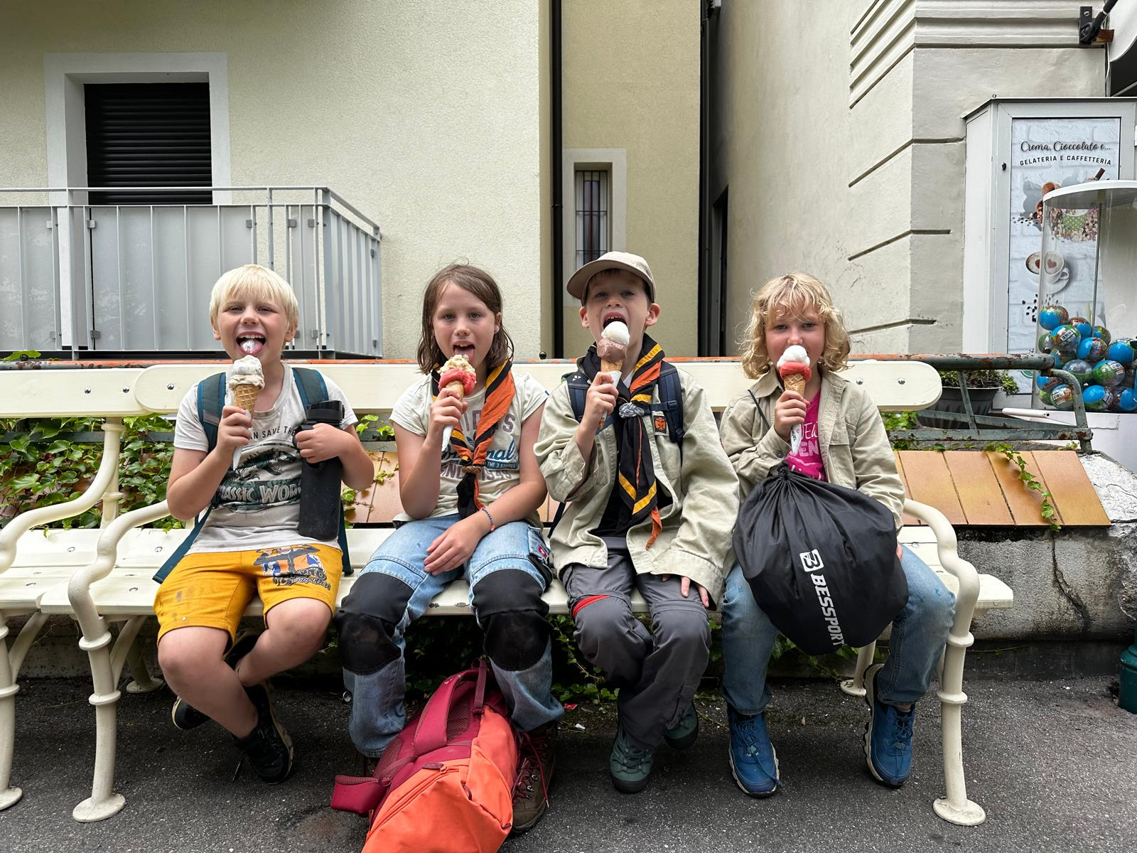 Die Wölflinge essen ein leckeres Eis :)