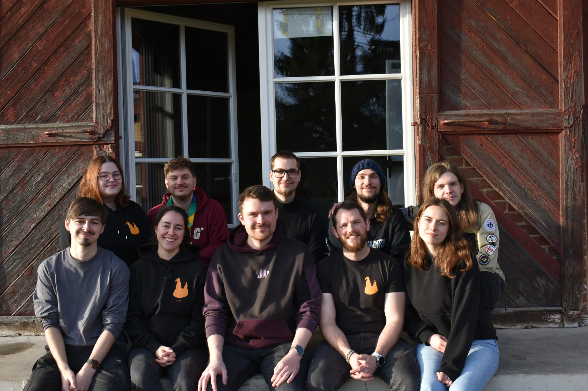 Stammesbanner an einem Bannermast